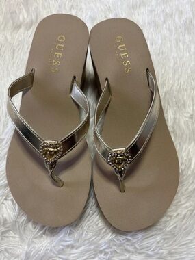 GUESS Metallic Gold Heart-Embellished Women's Flip Flops - Gold/Tan